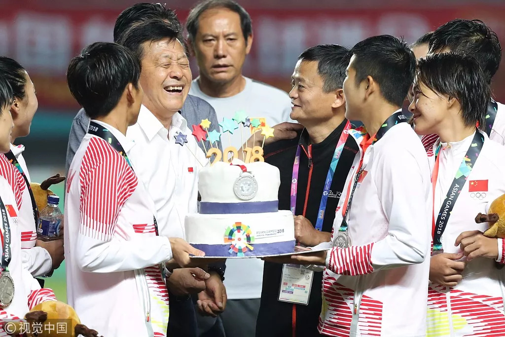 巨港的雨夜，马云为输球的中国女足送上“大蛋糕”