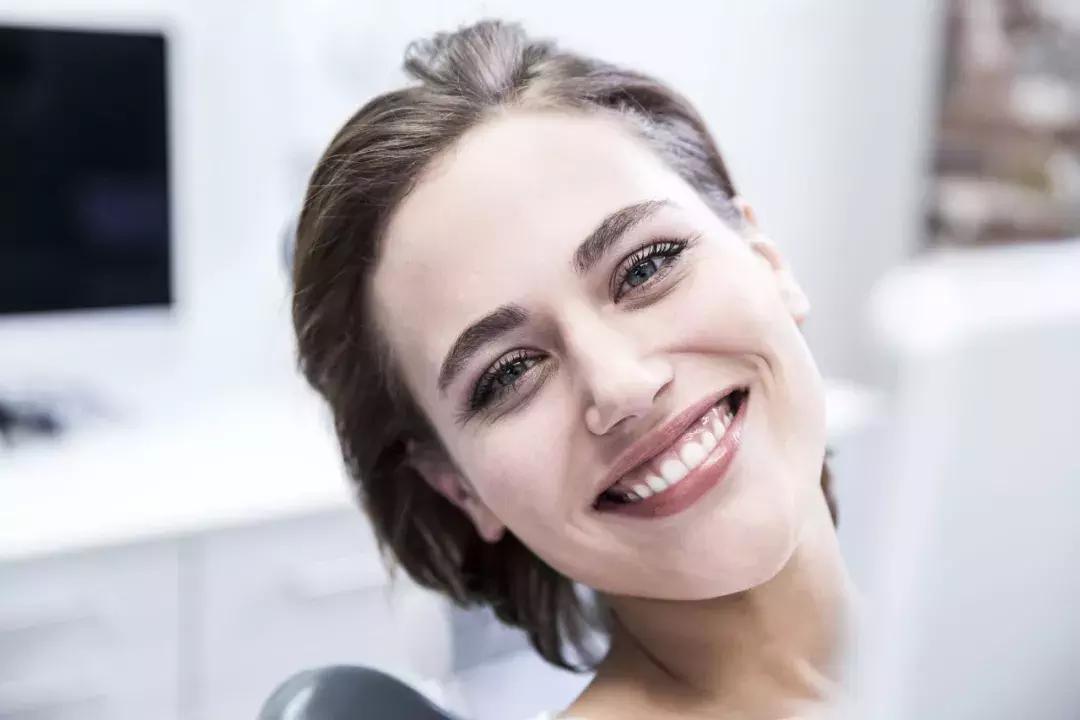 还在犹豫是否整牙，明星们默默变美都在靠它，你想知道的这篇都有