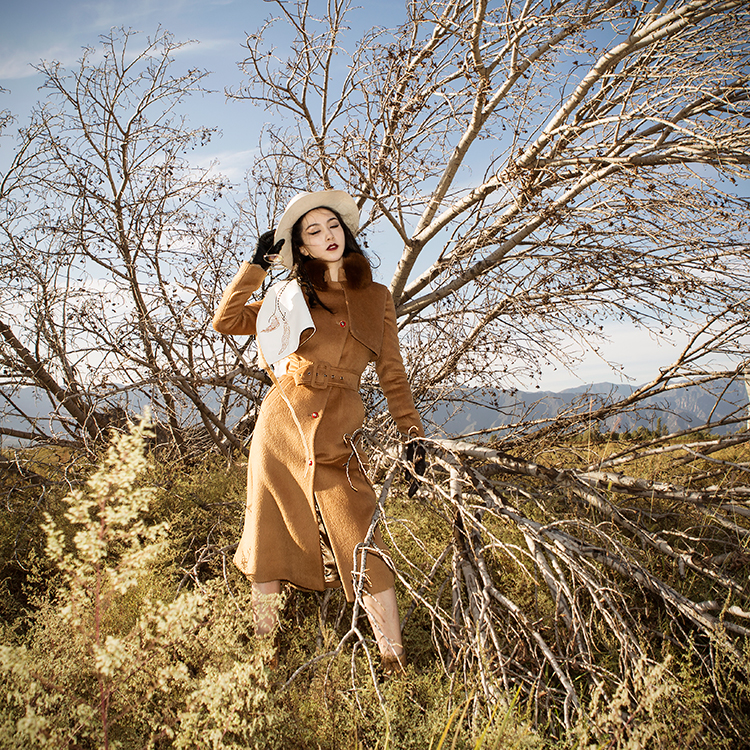 黑色羊羔毛皮衣怎么搭配才显高级,狐狸毛皮草搭配卫衣