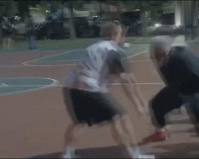 科比交叉变向过人教学,新手必学过人技巧篮球