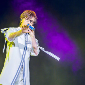 许嵩现场为QQ飞车手游助力！舞台上似乎显得比较紧张！