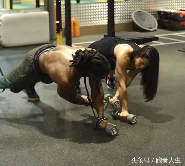 健身不仅可以增肌减肥，还能“矫正驼背”！