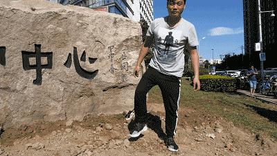 再也不怕碎屏、进水！这手机埋土里、放锅里煮都能用，网友：过瘾