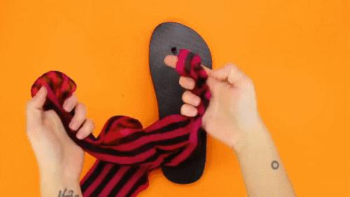 旧的t恤不要丢剪一下就很时尚,如何利用旧t恤变废为宝简单版