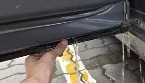 小汽车开起来后面的小孔是什么,汽车底面的好多小孔是干什么用的