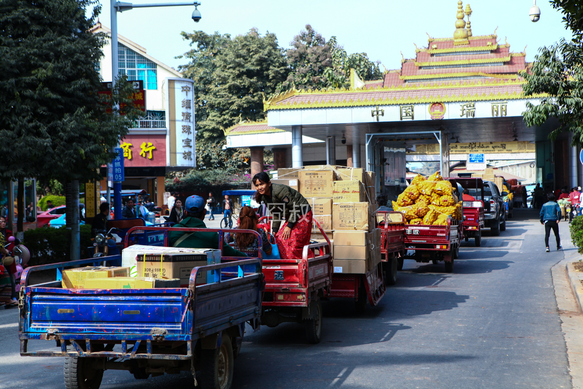 囧叔带你逛逛云南瑞丽那些游客找不到东西新鲜又实惠的市场