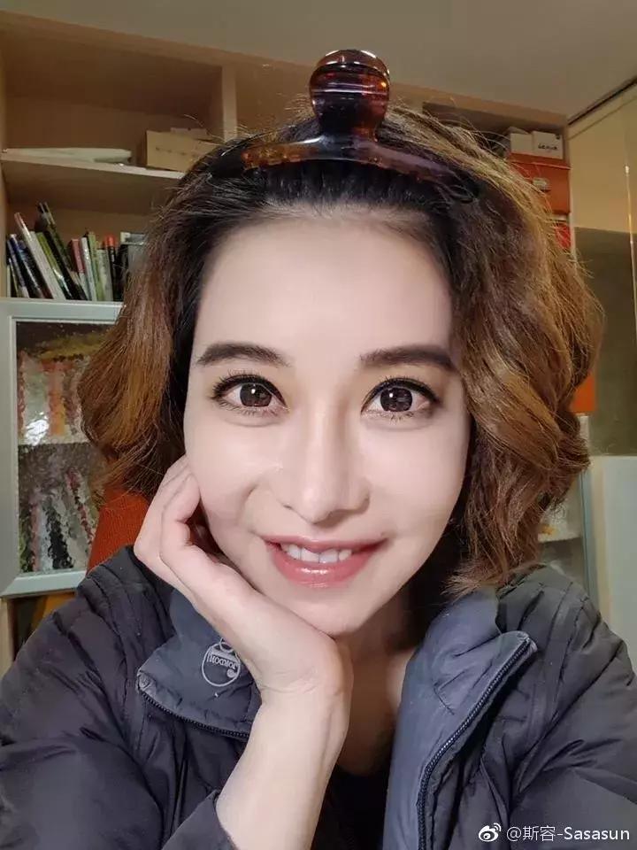 花百万整形60多次被嘲青蛙脸，这个台湾女主持真豁得出去