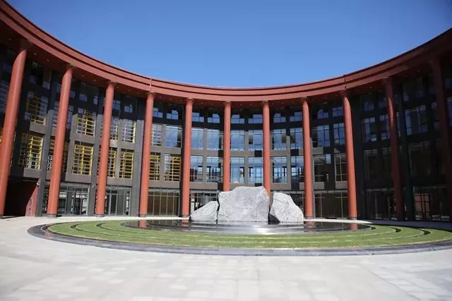 学费1万6，托管到7点，马术、高尔夫不存在的！独家采访南外方山校区校长