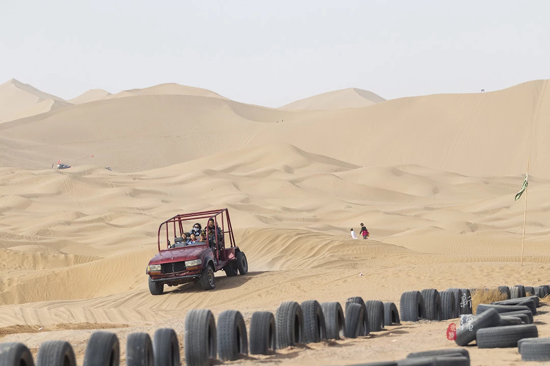 喀什库木塔格沙漠冲浪体验,沙漠滑沙比海上冲浪还过瘾