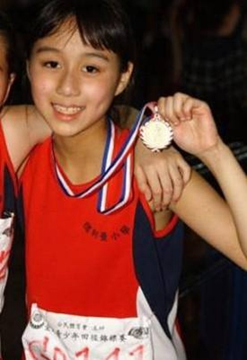 大姐与亲小妹年龄差半个世纪，17个富二代兄弟姐妹的不同命运