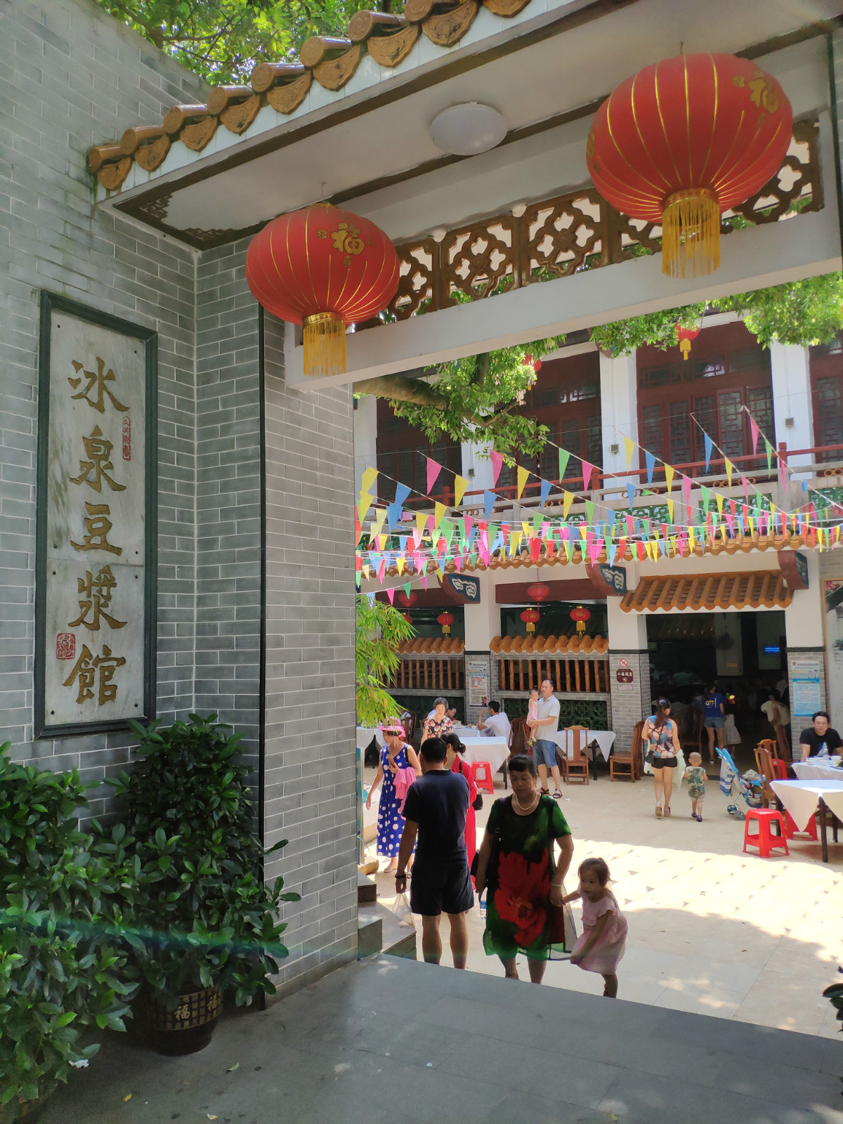 3小时广佛肇高速直达，去广西这个最广东的城市吃腐竹粉、喝冰泉