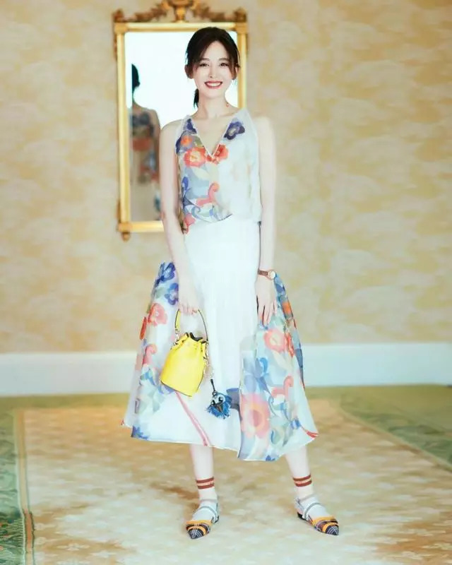 浅绿色碎花连衣裙怎么搭配毛衣,法国女人碎花连衣裙搭配西装外套