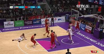 周琦肘击哈达迪,周琦隔扣哈达迪姚明表情