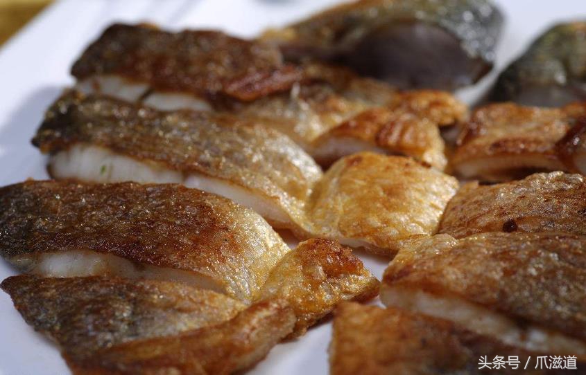 老是煎鱼粘锅掉皮什么原因造成的,煎鱼怎样不粘锅不破皮的正确做法