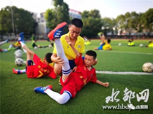 一个外国人不远千里来到中国挣钱,一个外国人不远万里来到中国原话