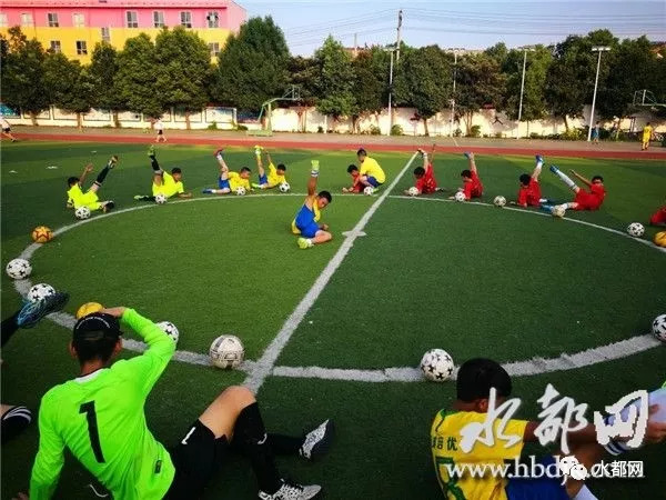 一个外国人不远千里来到中国挣钱,一个外国人不远万里来到中国原话