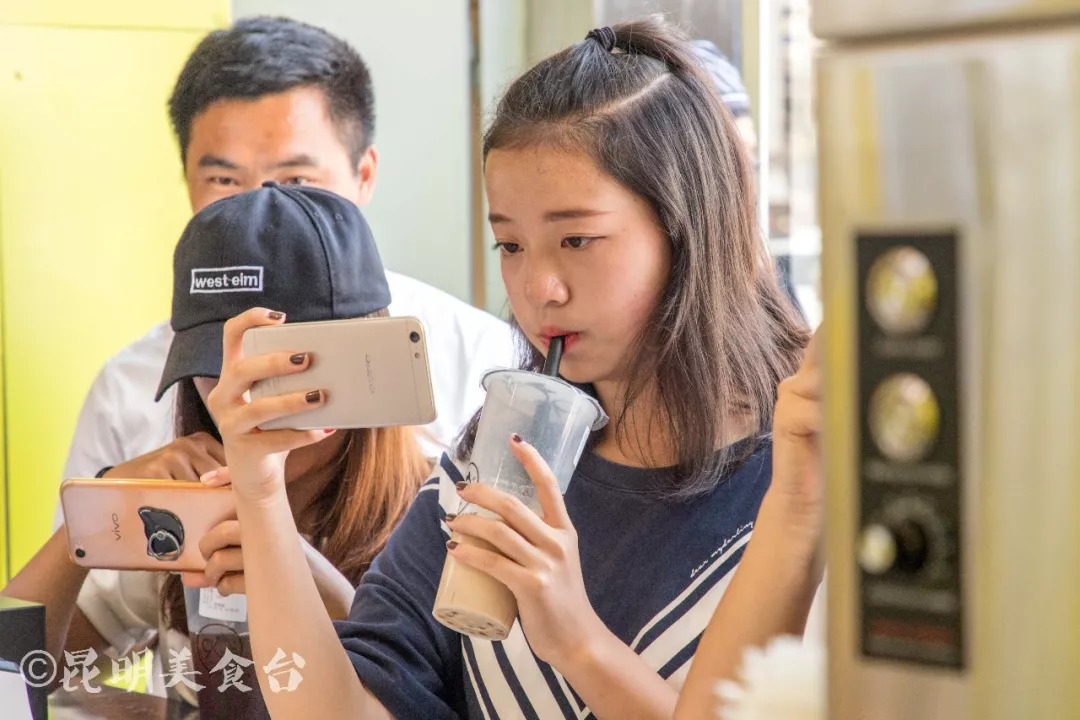 一天卖3万杯的奶茶,一天卖2000多杯奶茶