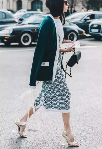 毛衣小香风外套怎么搭配最好看,杏色毛衣过膝长裙搭配什么外套