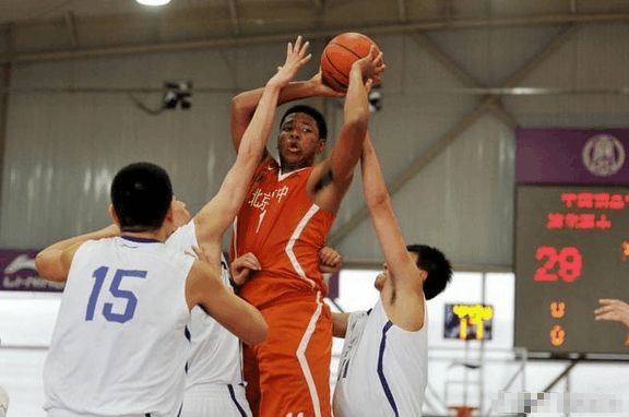 中国男篮迎来混血,中国男篮再添一位混血新星