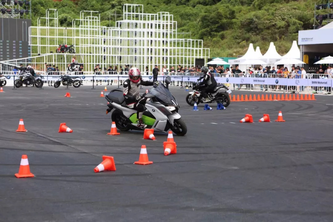 宝马s1000r改新s1000rr,宝马s1000r和本田cb1000r