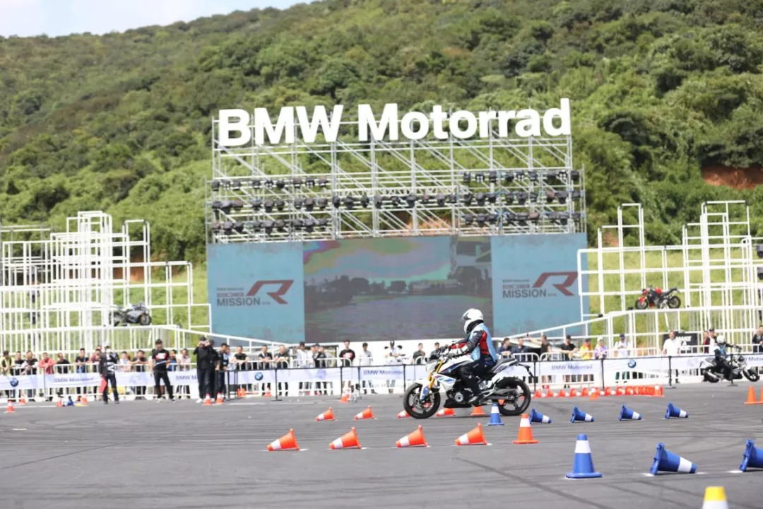 宝马s1000r改新s1000rr,宝马s1000r和本田cb1000r