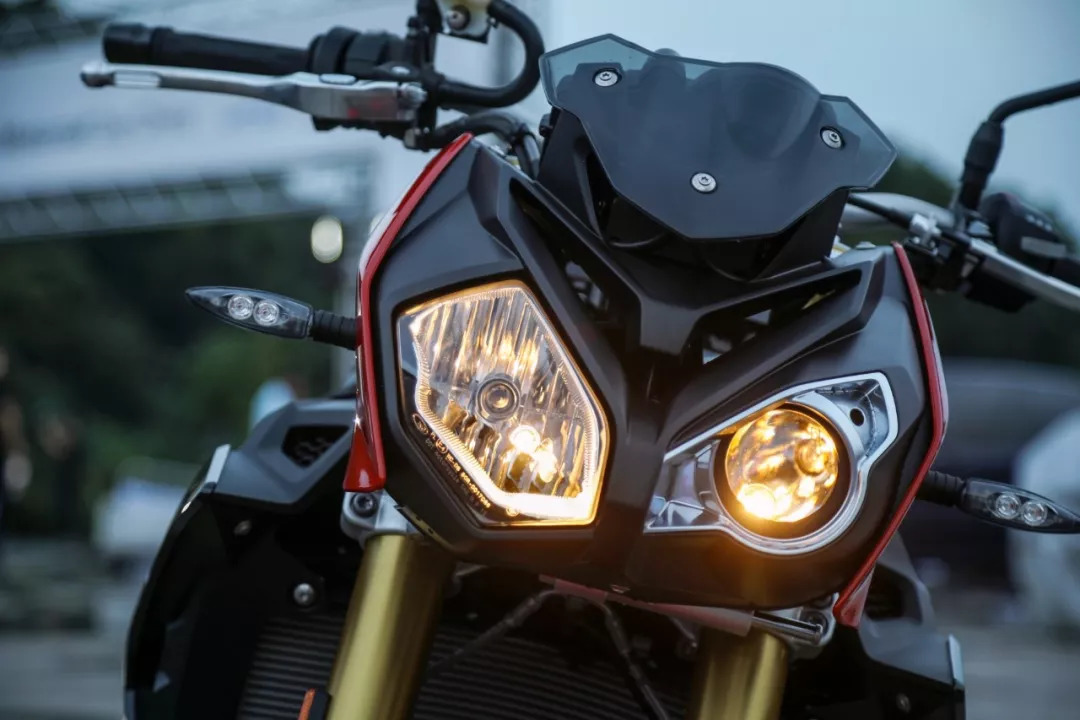 宝马s1000r改新s1000rr,宝马s1000r和本田cb1000r