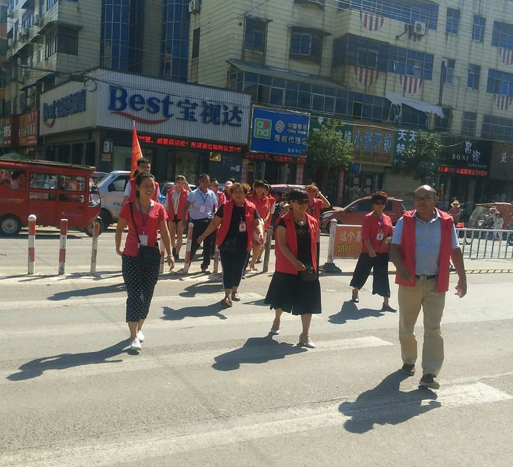 看望慰问坚守一线的青年志愿者,爱心志愿者慰问教师