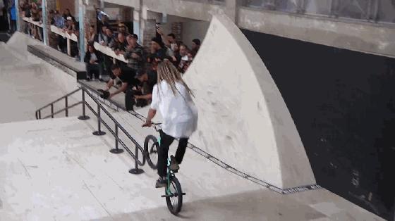 aj椋炴獝璧板,绌跨潃aj灏忓績缈肩考璧拌矾