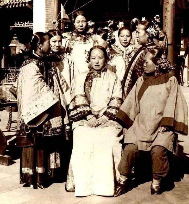 分享历史老照片三寸金莲,三寸金莲的清朝娘娘正脸