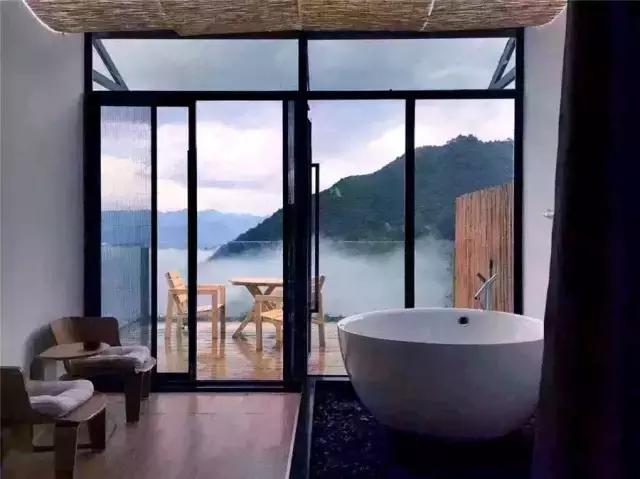 她和发小在500米悬崖边盖了云中小屋，走吧，这次我们一起去看云~