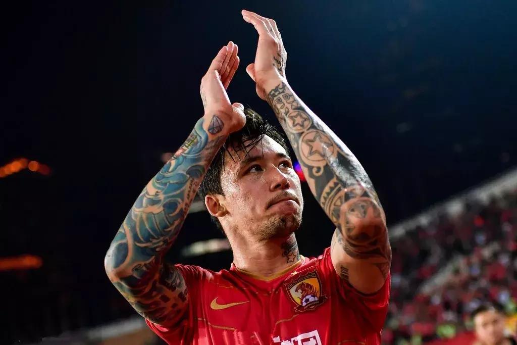 国足球迷踢球,国足球迷看球