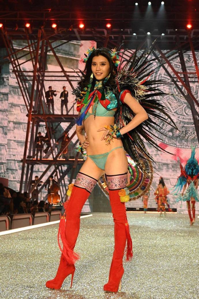 维密中国超模合集何穗,2018维密秀刘雯何穗组团霸气开秀