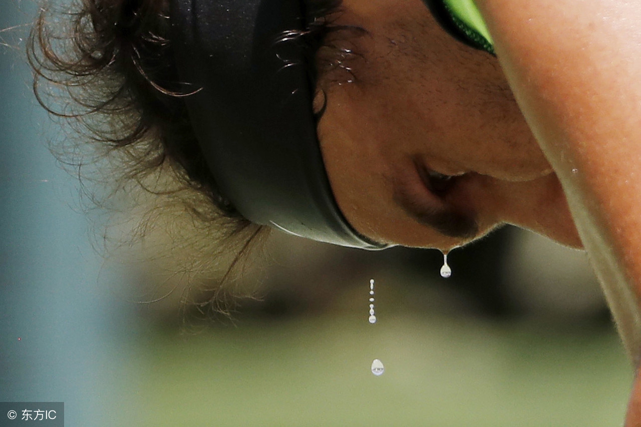 给耳朵滴药水会流到口里吗,给耳朵滴药方法