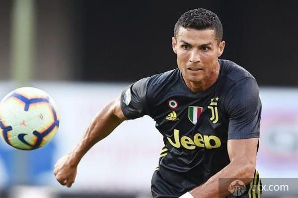 联赛不进球又何妨C罗度假晒完美身材收获女友狂赞