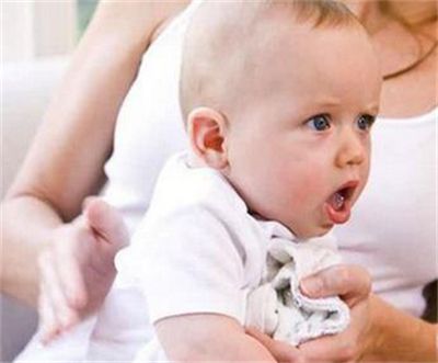 小朋友咳嗽声音像小狗吃什么药,小孩咳得像小狗样叫几声吃饭正常