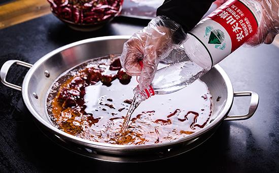 不要火锅底料的麻辣火锅做法,海底捞火锅底料清油麻辣火锅