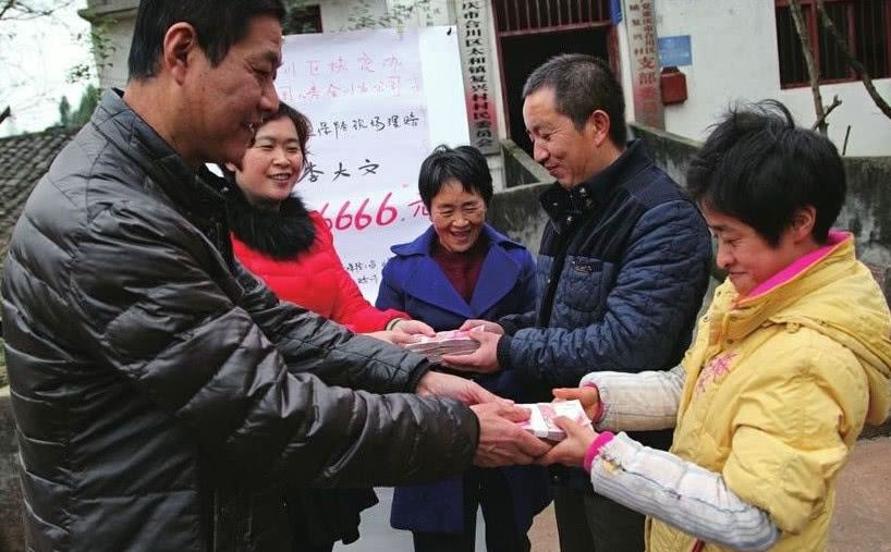 村干部不肯公开财务，村民该如何应对？手机就可以举报！