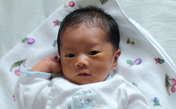 刚出生7天的女婴来月经,刚生下来的女婴来姨妈正常吗