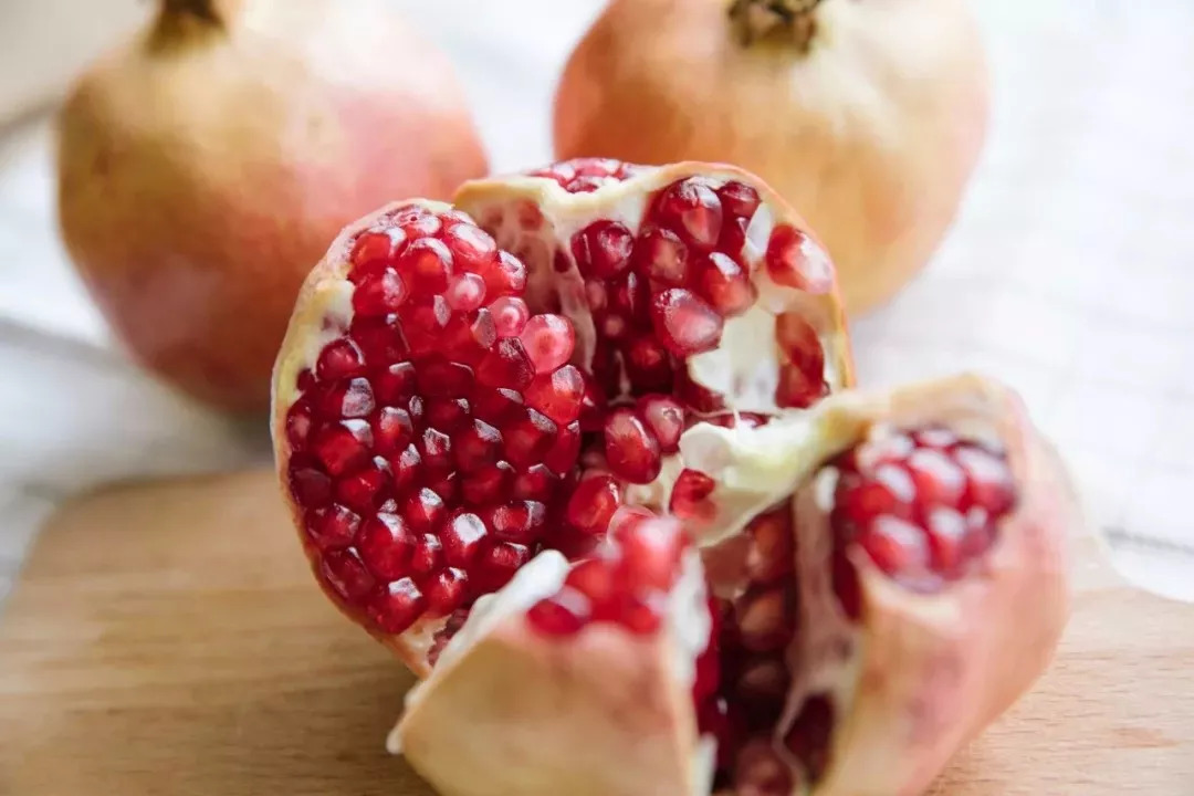 红润有食欲，一咬就爆汁，不用吐籽的突尼斯软籽石榴，甜滋滋货比十几家后，我们帮你选了这个