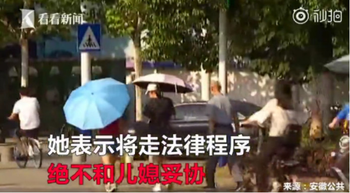 离婚想均分财产不要孩子遭拒,儿媳给在世婆婆送花圈挽联