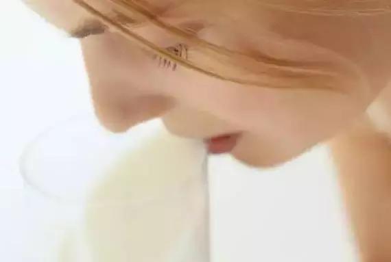 医生说这4类人不宜喝牛奶,原来有四类人不能喝牛奶