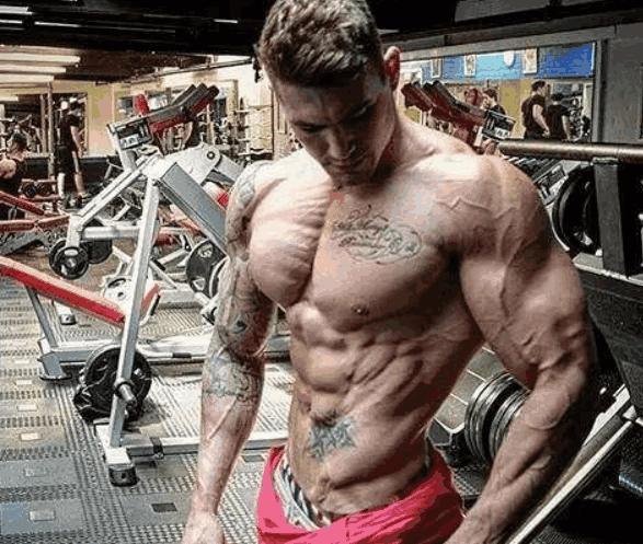 靠鸡蛋白增肌,自卑的肌肉男健身起来有多可怕