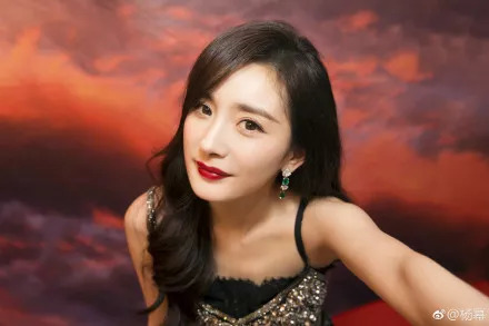 杨幂脸和手臂全涂了粉底,杨幂输给林允了吗