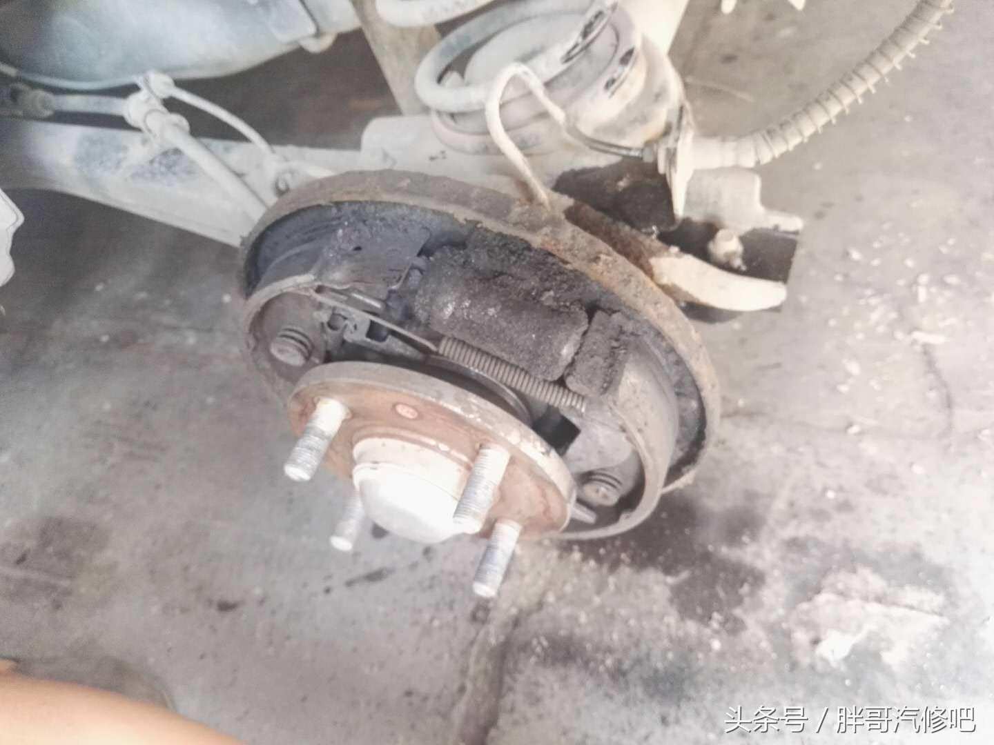 后轮刹车分泵漏油图片,鼓式刹车分泵漏油怎么关停