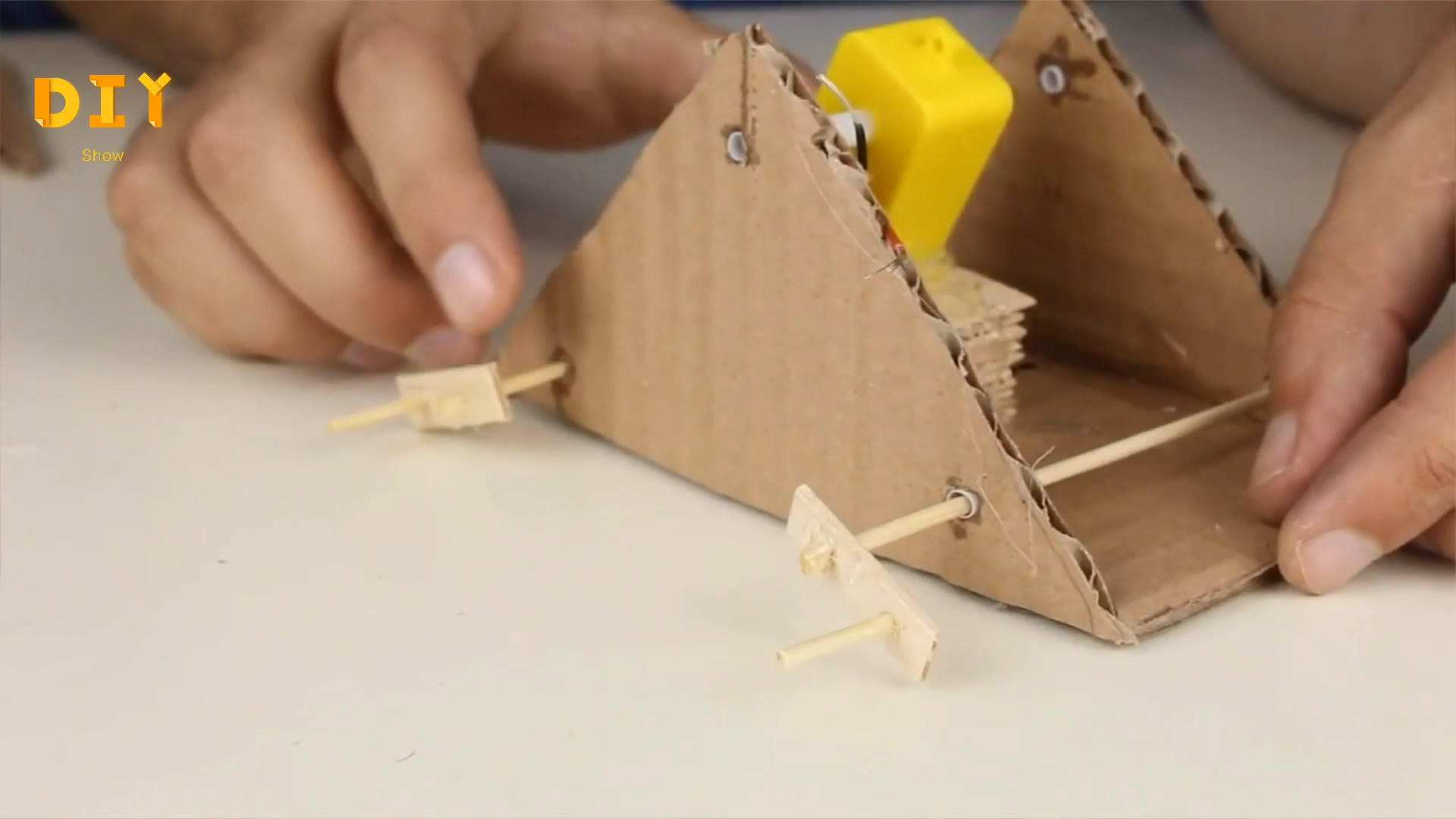 自制机器人玩具手工,怎么用纸板做机器人玩具