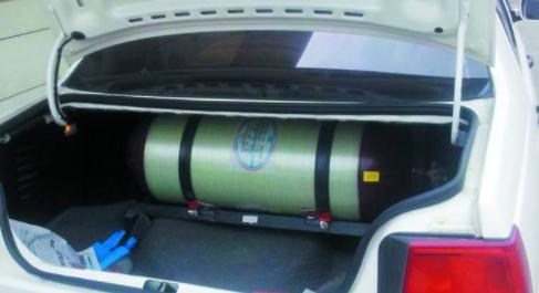 百万豪车油改气,车主:白天不敢进加油站,只能半晚偷偷的去