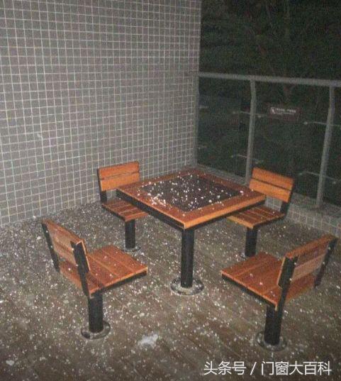 小区60多块门窗玻璃爆裂，吓得业主戴头盔出门！