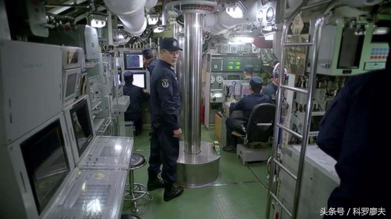 潜艇深夜海面航行可以吗,潜艇是怎么在漆黑的水下航行的