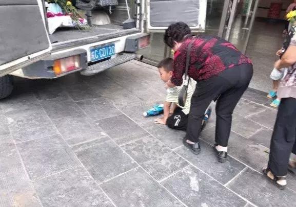 医院门口重病孩子下跪磕头,下跪男孩泪目