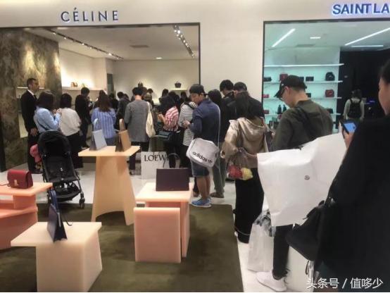 CÉLINE变CELINE？造假商肆意抄袭爆款，你还敢去买吗？